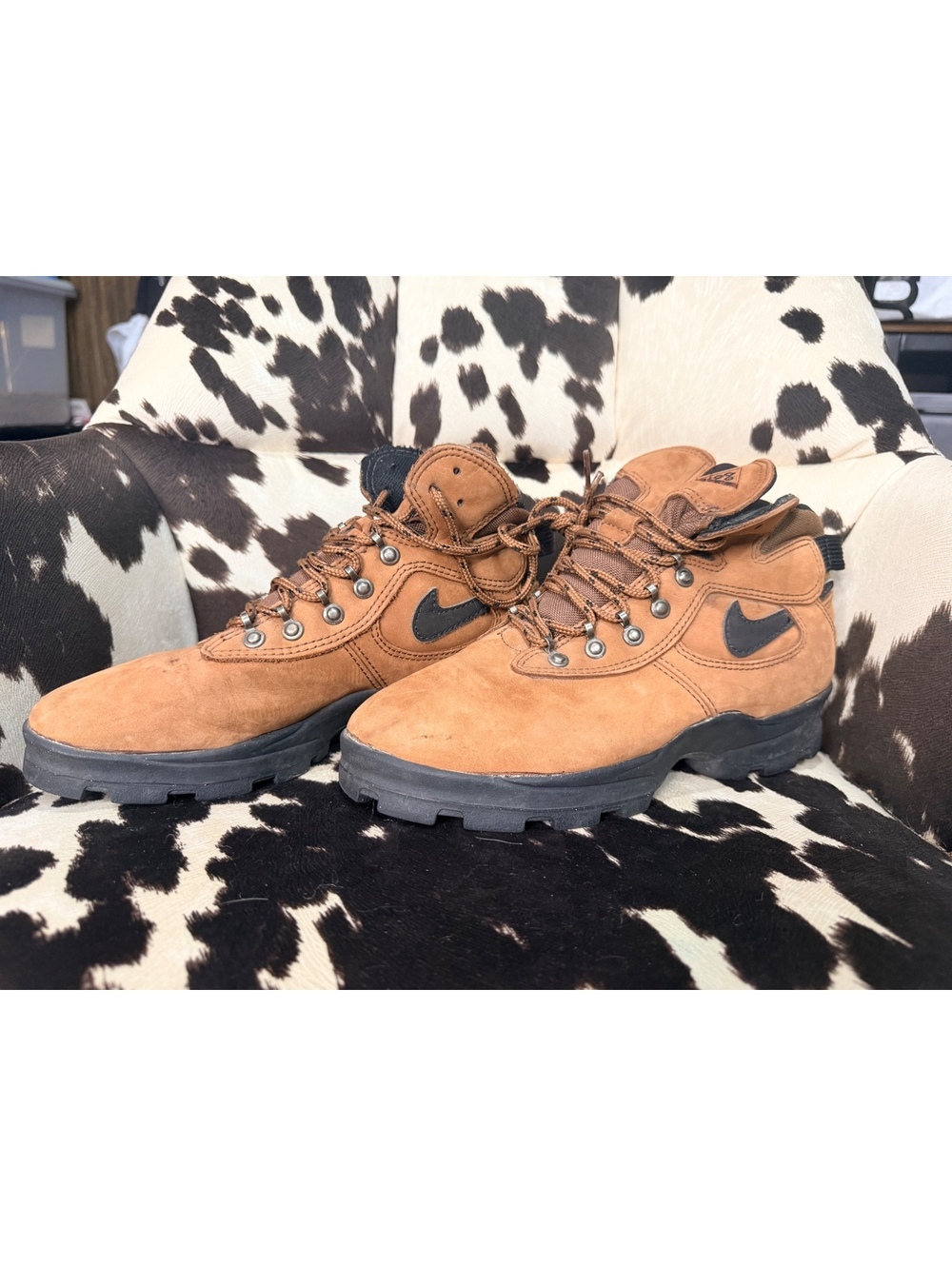 Nike ACG Brown Suede Hiking Boots size 6 youth (7.5 women’s)